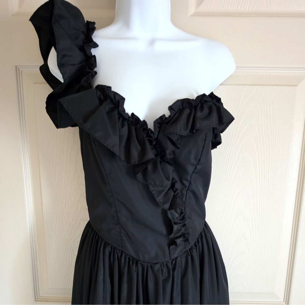 Vintage Black Ruffle Party Dress Made in USA – Size 7/8 – Classic 80s Silhouette - Picture 6 of 16